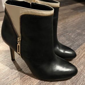 Banana Republic black & cream leather heeled boots with gold zipper - size 8.5